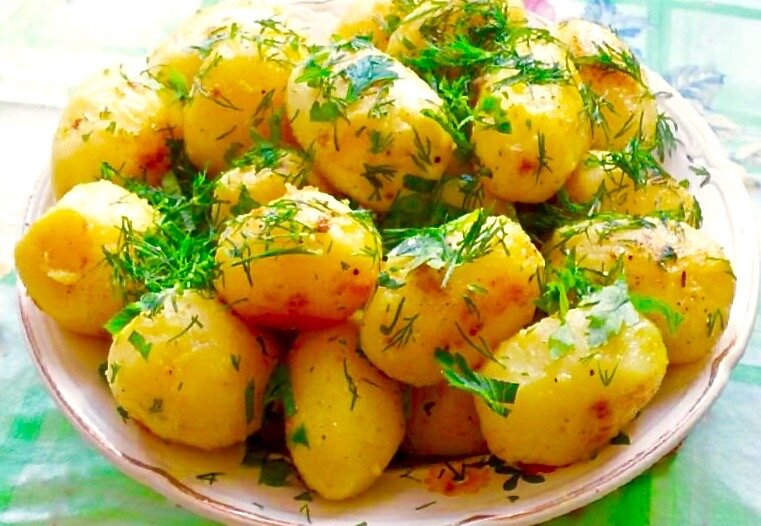 Молодая картошка со свежей зеленью.