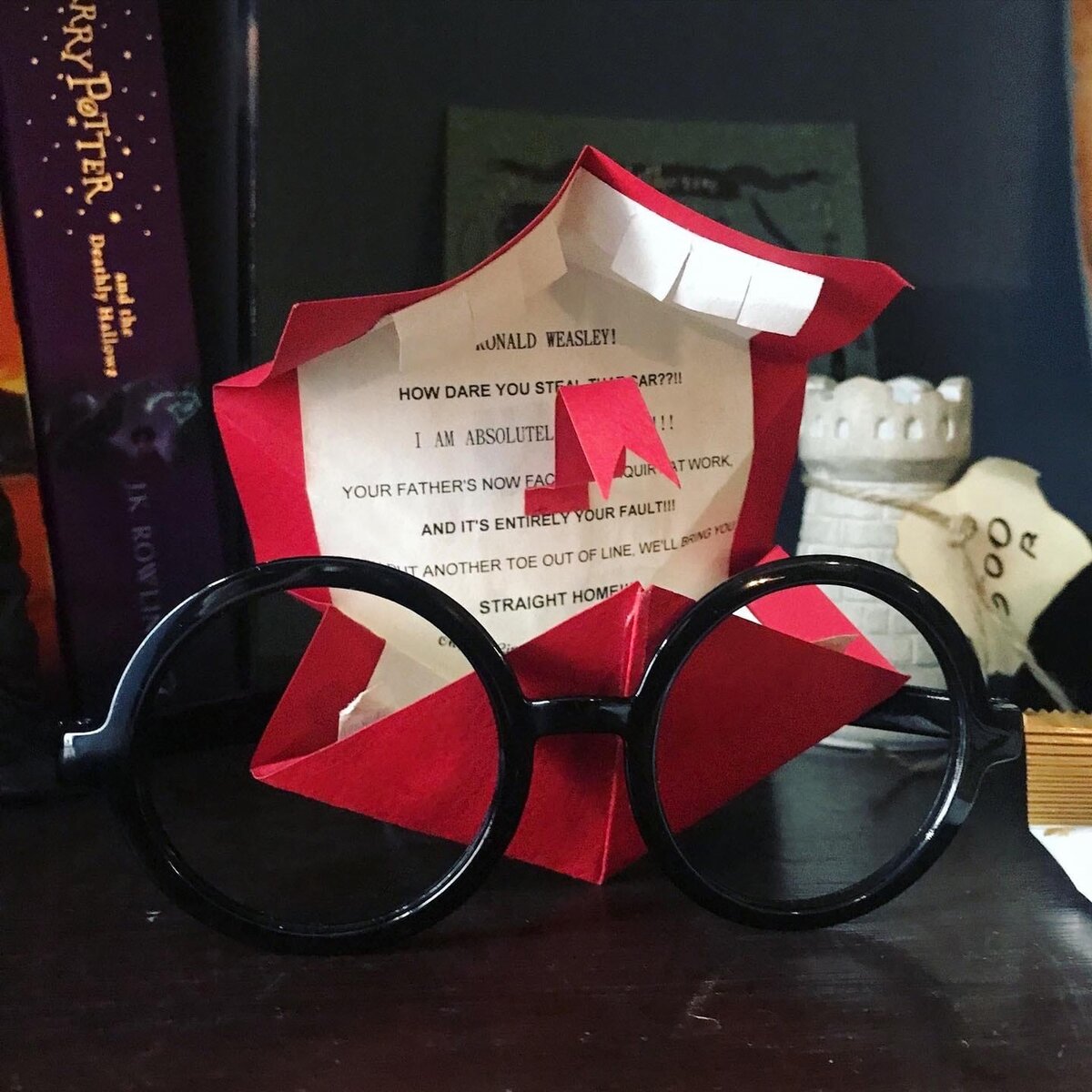 Полки кафе заставлены атрибутами из фильма. Фото автора.