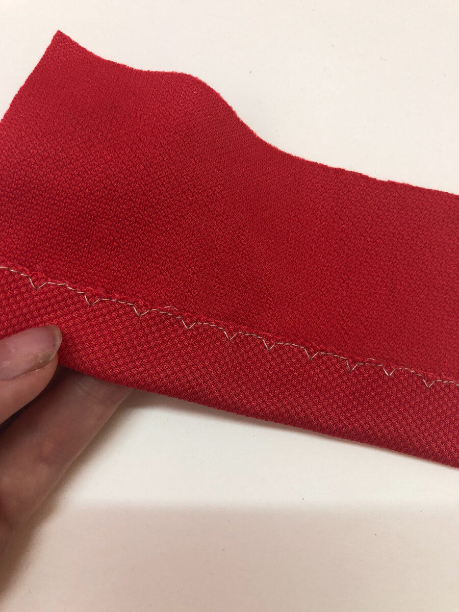 На фото показала, как шов выглядит с изнаночной и лицевой стороны. И как обозначается на швейной машине