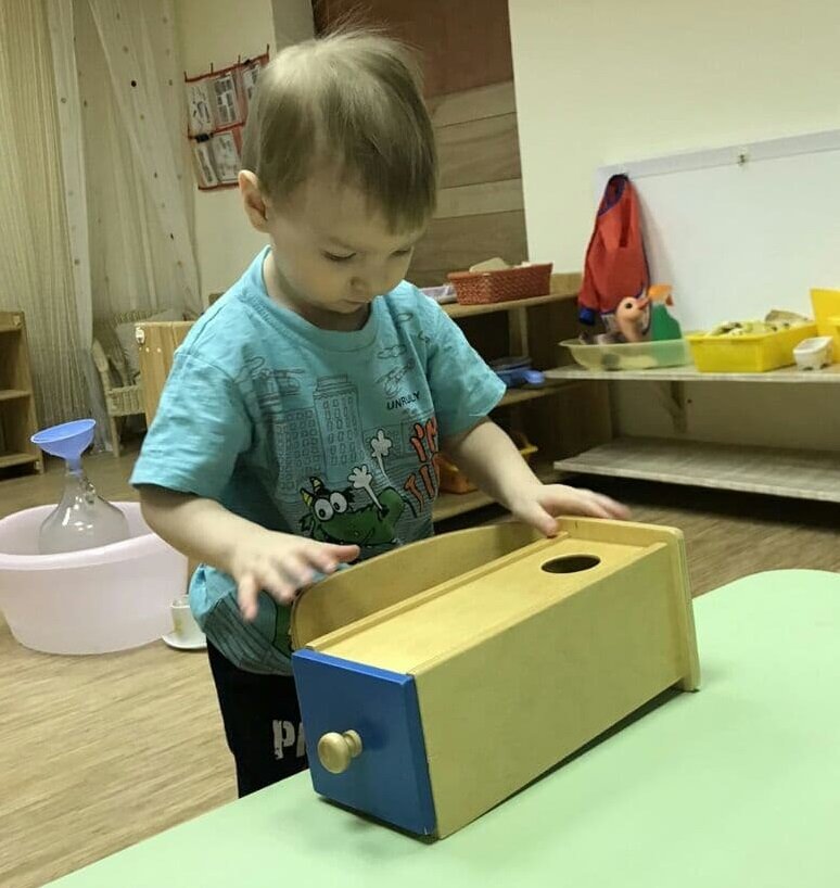 Сын на занятии в Монтессори-клубе