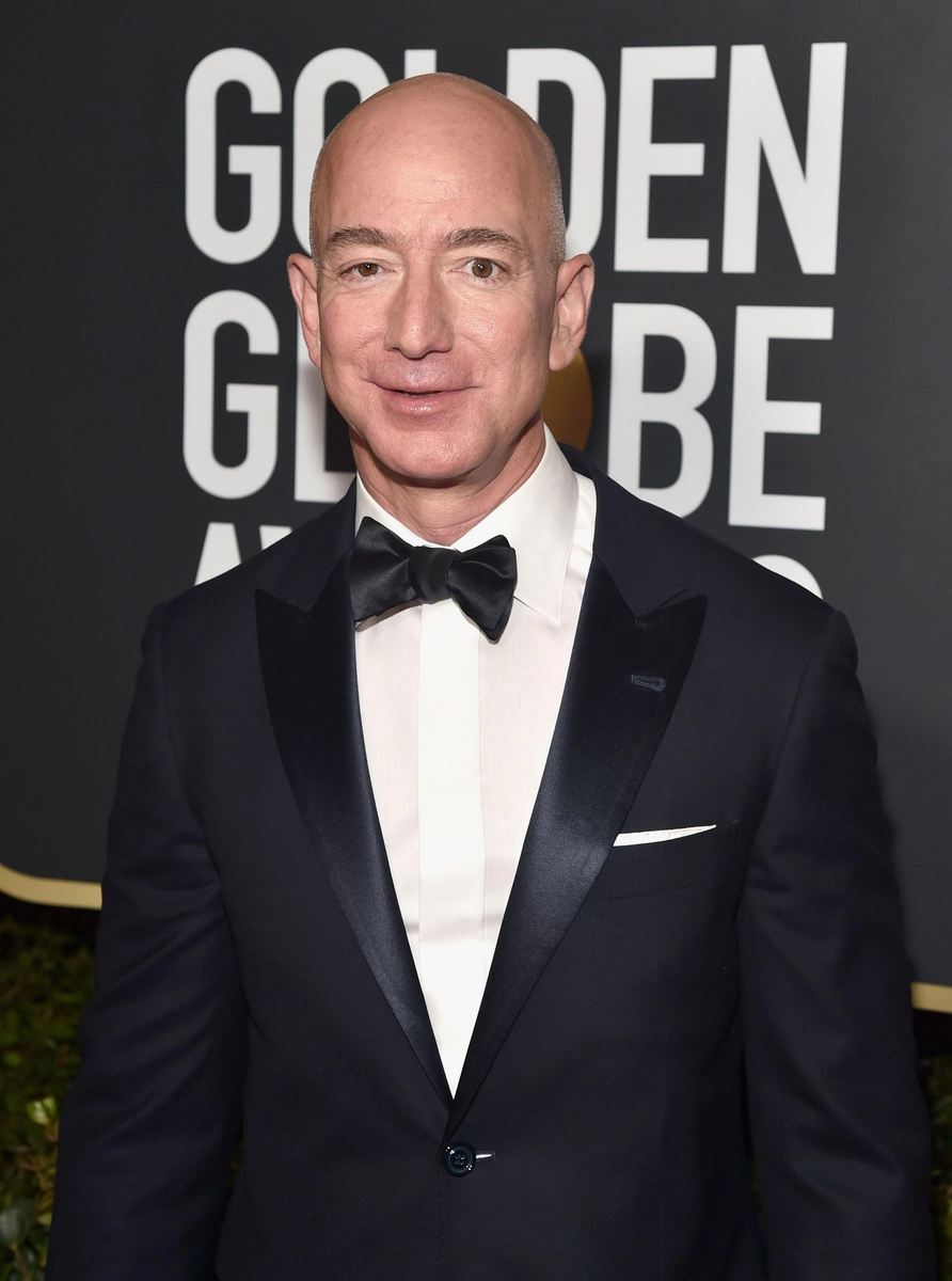 Джефф Безос. Один из самых богатых людей планеты. За 2019 год не заплатил в бюджет США ни одного доллара налогов. Эта тварь с каждым годом становится богаче, а налоги за него платит средний класс.