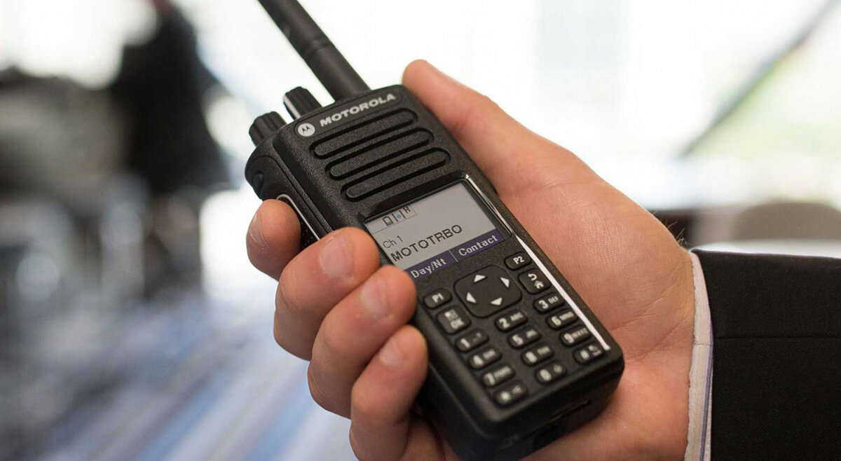 Motorola DP4800E - Цифровая полнофункциональная портативная радиостанция