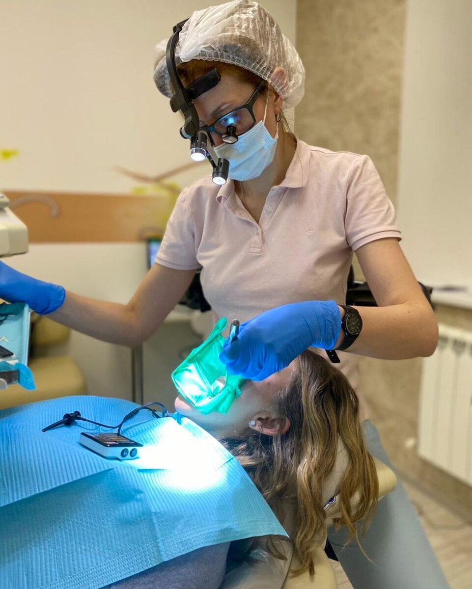 Врач стоматолог Шиманова Светлана Михайловна в налобном осветителе Dr.Kim во время приема пациента