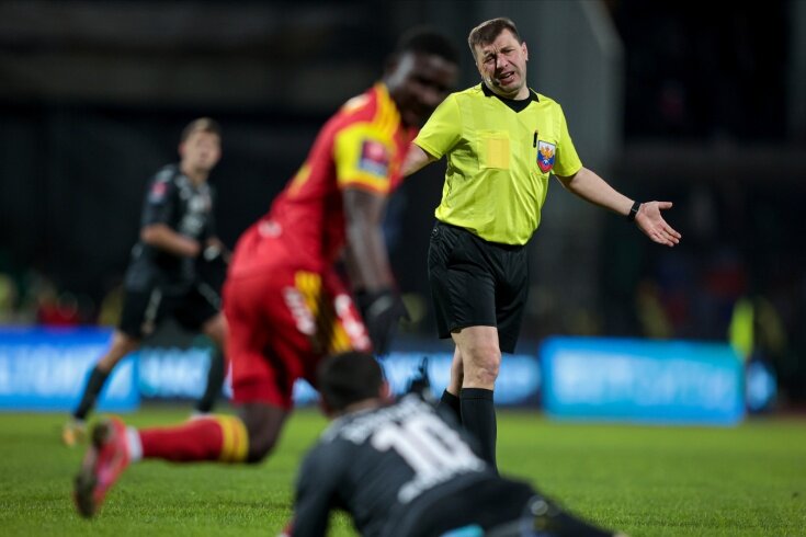 Арбитр Игорь Федотов отреагировал на интервью «Чемпионата» с его коллегой Михаилом Вилковым.

«Вилков начал за здравие, а потом заявил, что я оскорбляю судей. Кого и как я оскорбил? Сказал, что Кукуян, получив эмблему ФИФА, не знает английского? А в чём здесь оскорбления? Да, он и по-русски плохо говорит, потому что другой национальности. Как это его оскорбляет? Ещё Вилков говорит, что я тащу Безбородова. Пусть сначала посмотрит его игры и увидит, что он не ошибается. А когда ошибается, то я так же снижаю ему оценки, как и другим. А вот о том, как Вилкова отмазывал Егоров, Михаил почему-то молчит. Ему давали игру за игрой, но никто не мог ничего ему сказать — тогда была крыша. А сейчас её нет. И где оскорбления в словах «жирный» и «блатной», если Вилков реально жирный и блатной?

Вилков — просто обиженный человек, как и я в своё время. Я раньше жёстко высказывался, а сейчас просто разбираю игры. Обида проходит. Но Вилков почему-то обобщает, начинает говорить от сообщества судей. А не надо выдавать себя за всех — если он чего-то не понимает, то пускай перечитает мои комментарии и пересмотрит ролики. В общем, у Вилкова одна сплошная агония.

Вилков — упёртый баран, до сих пор уверяет, что правильно показал вторую жёлтую игроку «Ростова». Внимания на его слова обращать не стоит. Говорит, что мы все «ели один хлеб» — какой хлеб он кушал? Бестолковый, верит в свои сказки. Его забудут сейчас все, никто не будет ему звонить — вот про Лапочкина уже забыли. Это судейская жизнь. И ничего другого Вилкову не остаётся, кроме как ходить и жаловаться, как с ним плохо поступили. Но мне плевать: детей с ним не крестить, у него своя дорога, у меня своя. Пусть развивает судейство в Нижнем Новгороде. А ему, видимо, заняться пока нечем, но это пройдёт», — сказал Федотов в беседе с корреспондентом «Чемпионата» Максимом Пахомовым.