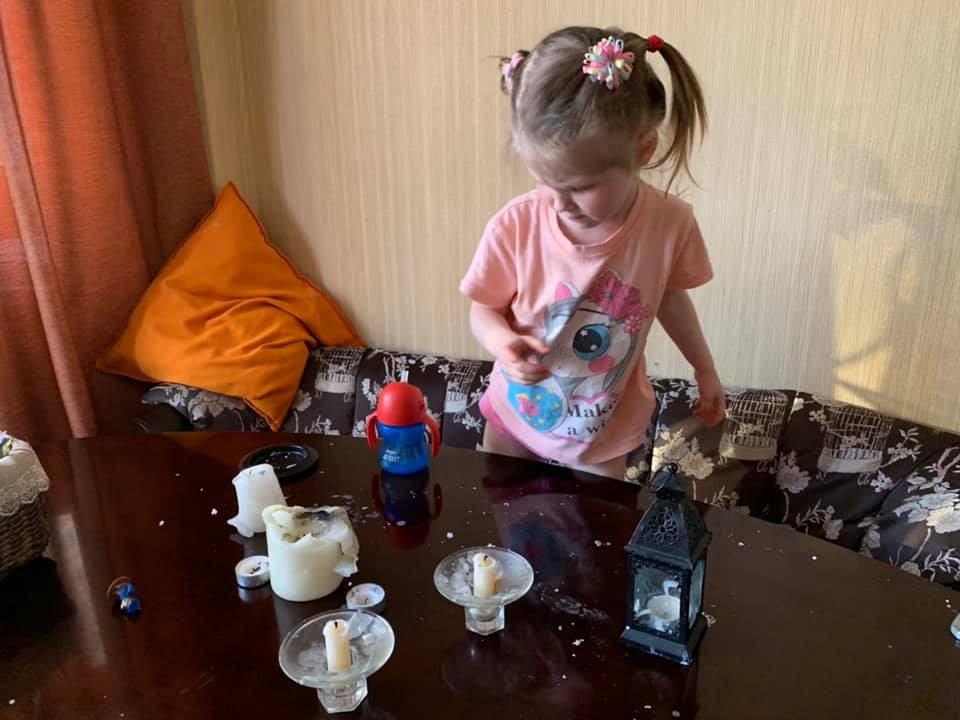 Любимое занятие - зажигать и задувать свечки ))