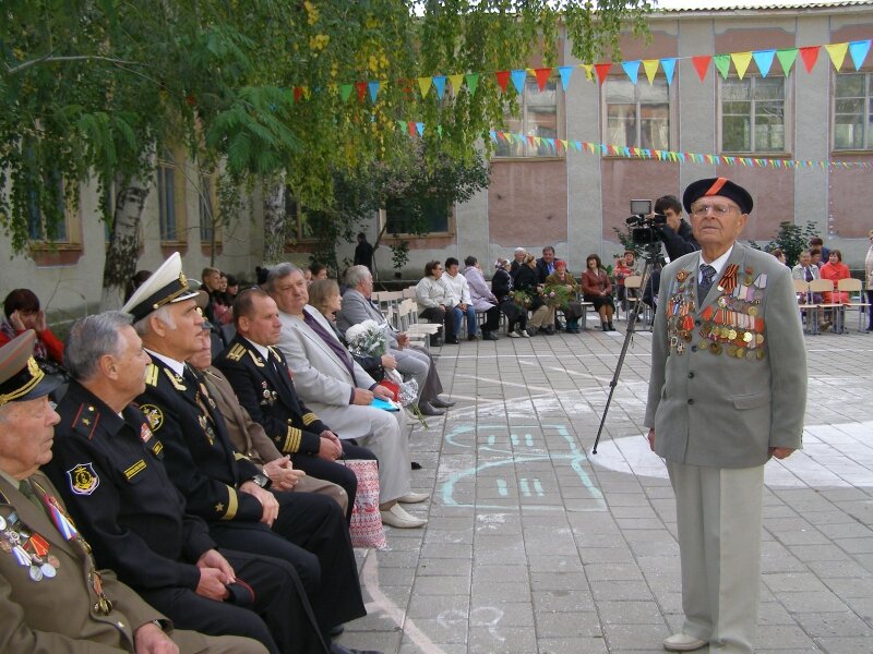 Директор народного музея Ичкинского партизанского отряда - Николай Иванович  Олейников (справа на фото)