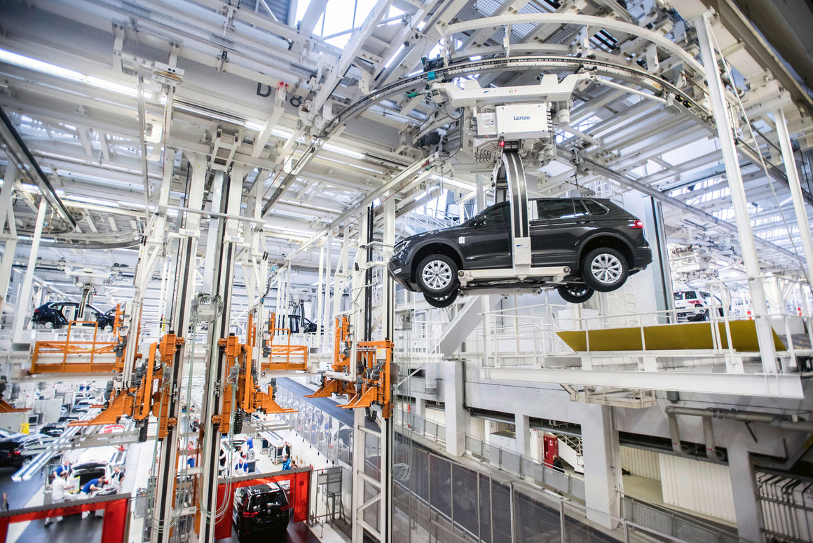 Volkswagen производство. Завод Фольксваген в Германии Вольфсбург. Завод Фольксваген в Вольфсбурге. Завод Фольксваген нижняя Саксония. Автозавод Фольксваген в Германии.