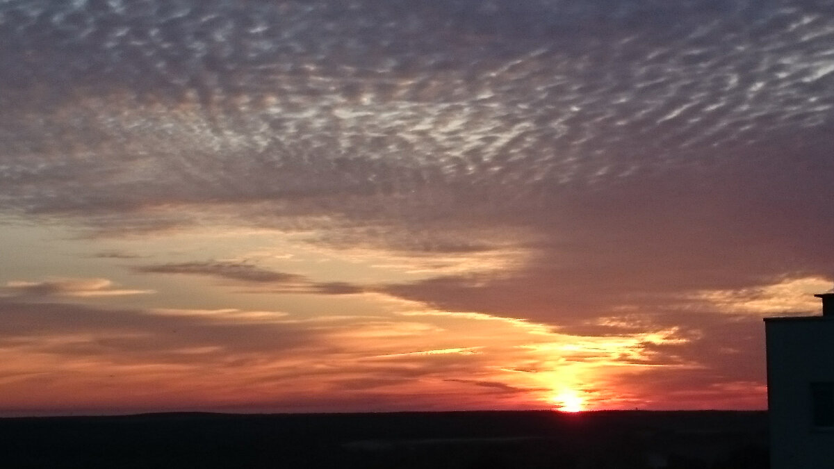 Вот такими закатами мы теперь можем любоваться хоть каждый день.