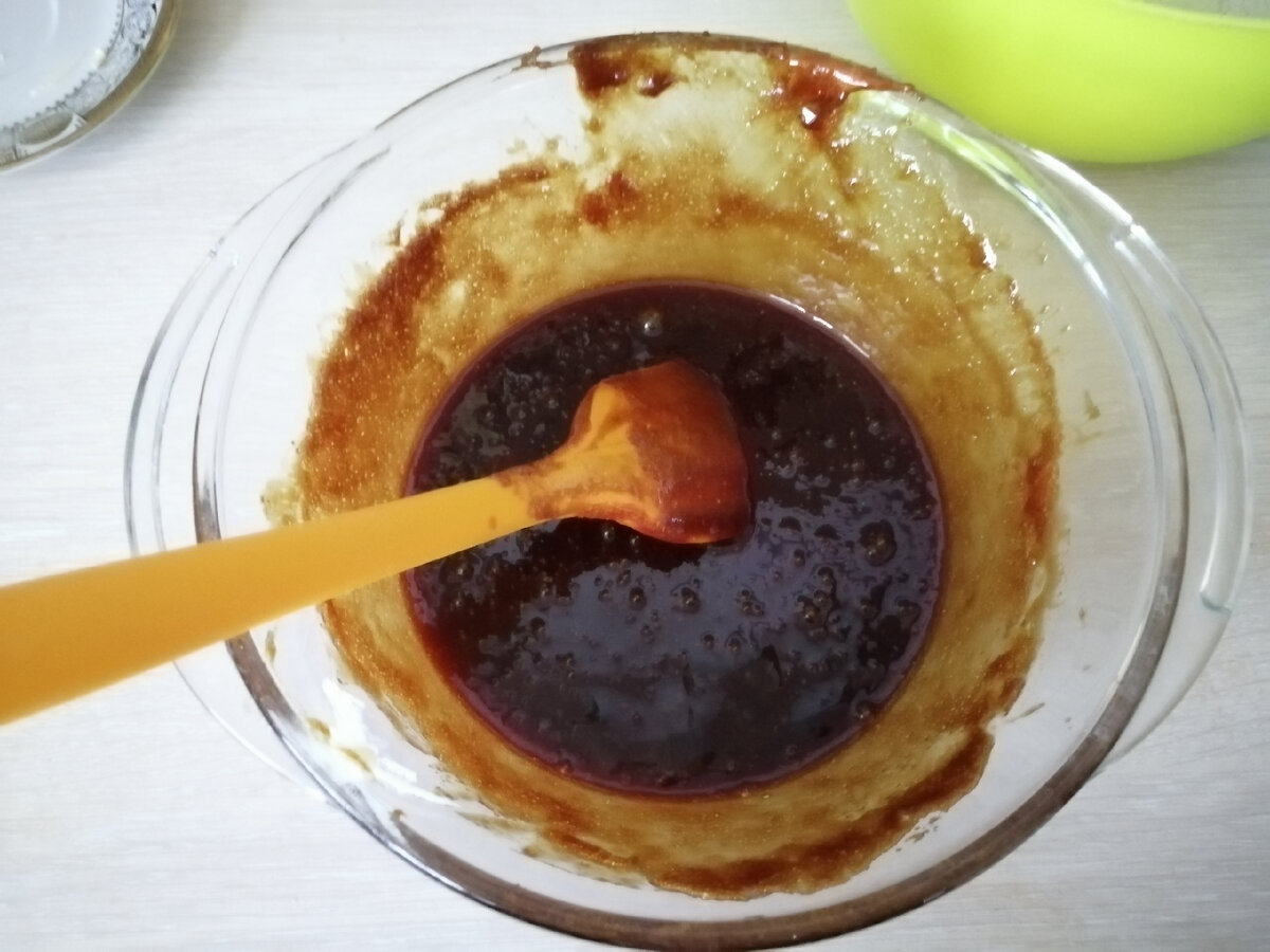 Масса потемнела и уже появился характерный "пряничный" запах