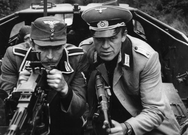  справа актер Леонхард Мерзин