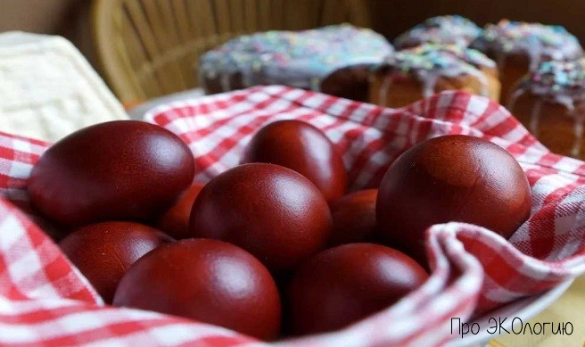 Яйца окрашенные луковой шелухой.