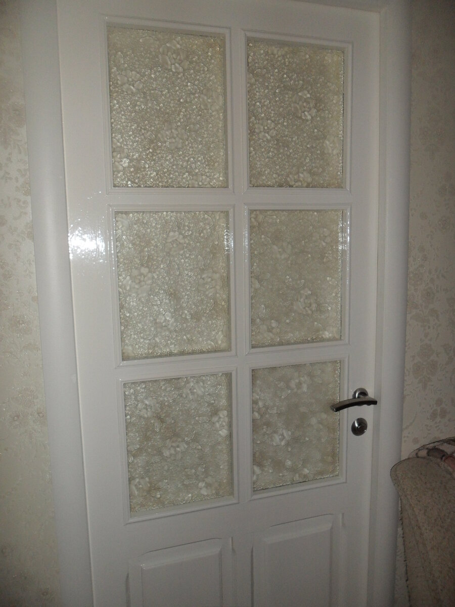 Старые отремонтированные двери.