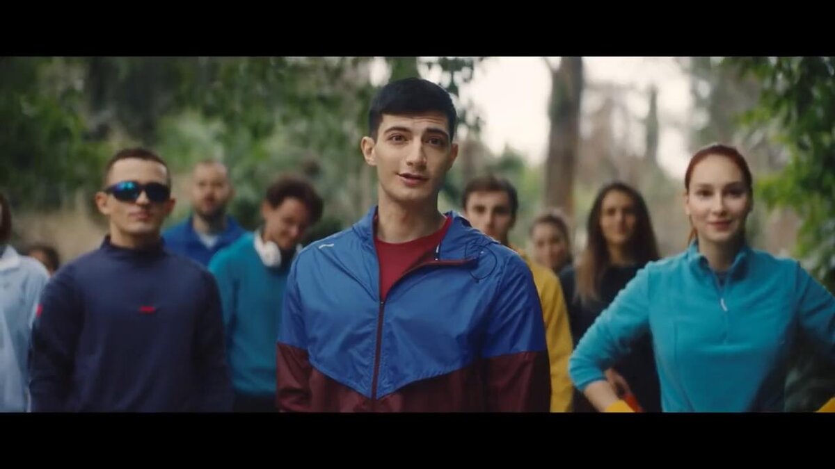 Главные герои рекламы показывают, кто выбран целевой аудиторией продукта: преимущественно парни с активным образом жизни. (Девушки тоже присутствуют, но в меньшем количестве и не на главных ролях).