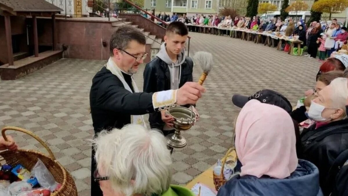 В празднике Пасхи символически соединились обряды с общекультурными ценностями, что привлекает не только верующих. 