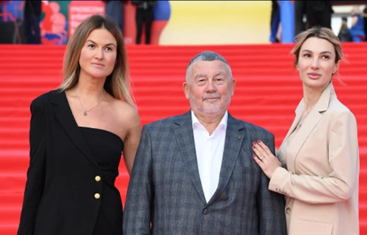 Фото:интернет Александр Девятаев (на фото с внучками на красной дорожке московского международного кинофестиваля 