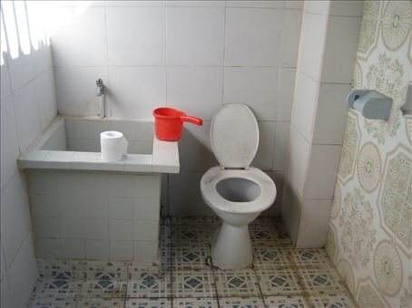 А вот туалет в бюджетном заведении)