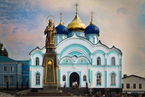 Памятник Тихону Задонскому в Задонске Липецкой области. Фото из открытых источников