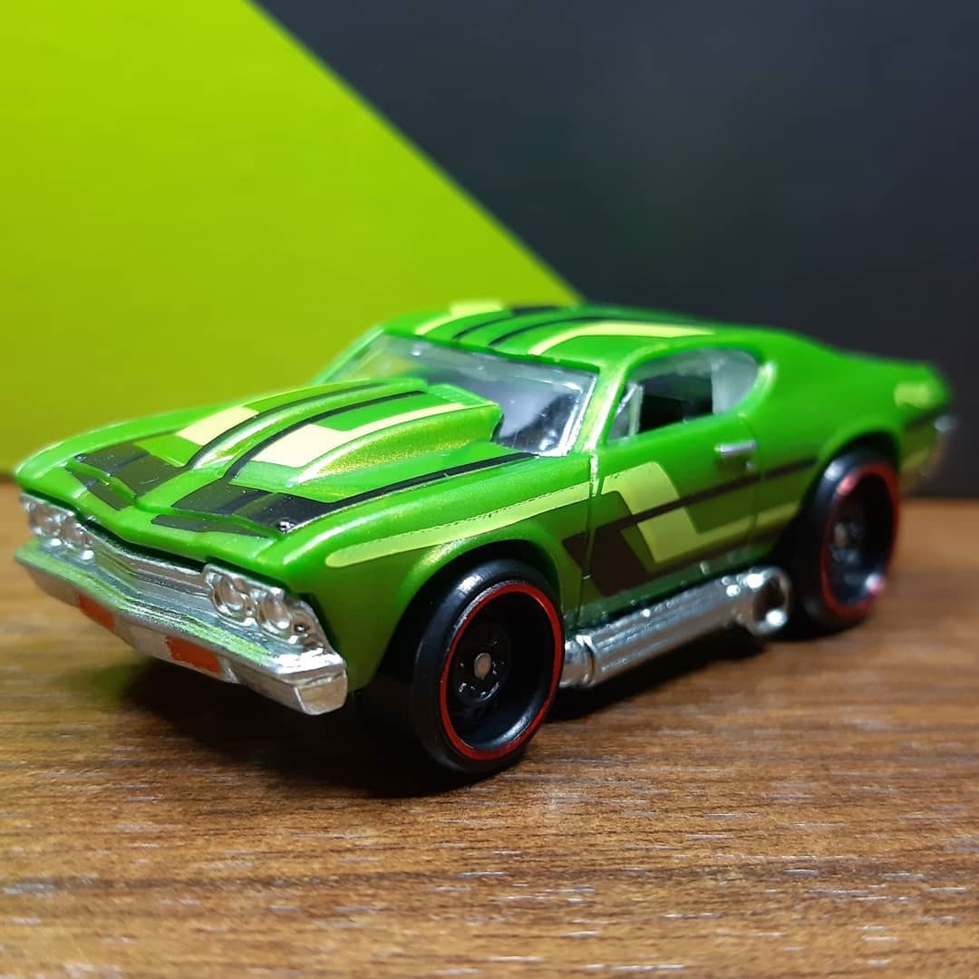 Всем привет. Сегодня хочу Вам показать автомобиль из моей коллекции. Hot Wheels 1969 Chevelle серия HW Tooned 4/10. Год выпуска модели с 2004 года. Автомобиль в кузове купе. Кузов машинки верхняя часть пластик. Нижняя металл. Данная модель была доработана. Передняя часть. Фары в хром. Противотуманные фары в оранжевый. Ручки дверей и замки в хром. Заднею часть автомобиля. Фонари в красный. Выхлопная система трубы в черный. После не больших доработок машина стала гораздо лучше выглядеть. Если Вам не сложно поставьте лайк и обязательно подпишитесь на канал. Оставляйте Ваши комментарии. Интересно узнать Ваше мнение. Напишите если у Вас такая машина и в каком цвете. Я постараюсь для Вас делать интересный контент. Спасибо. 