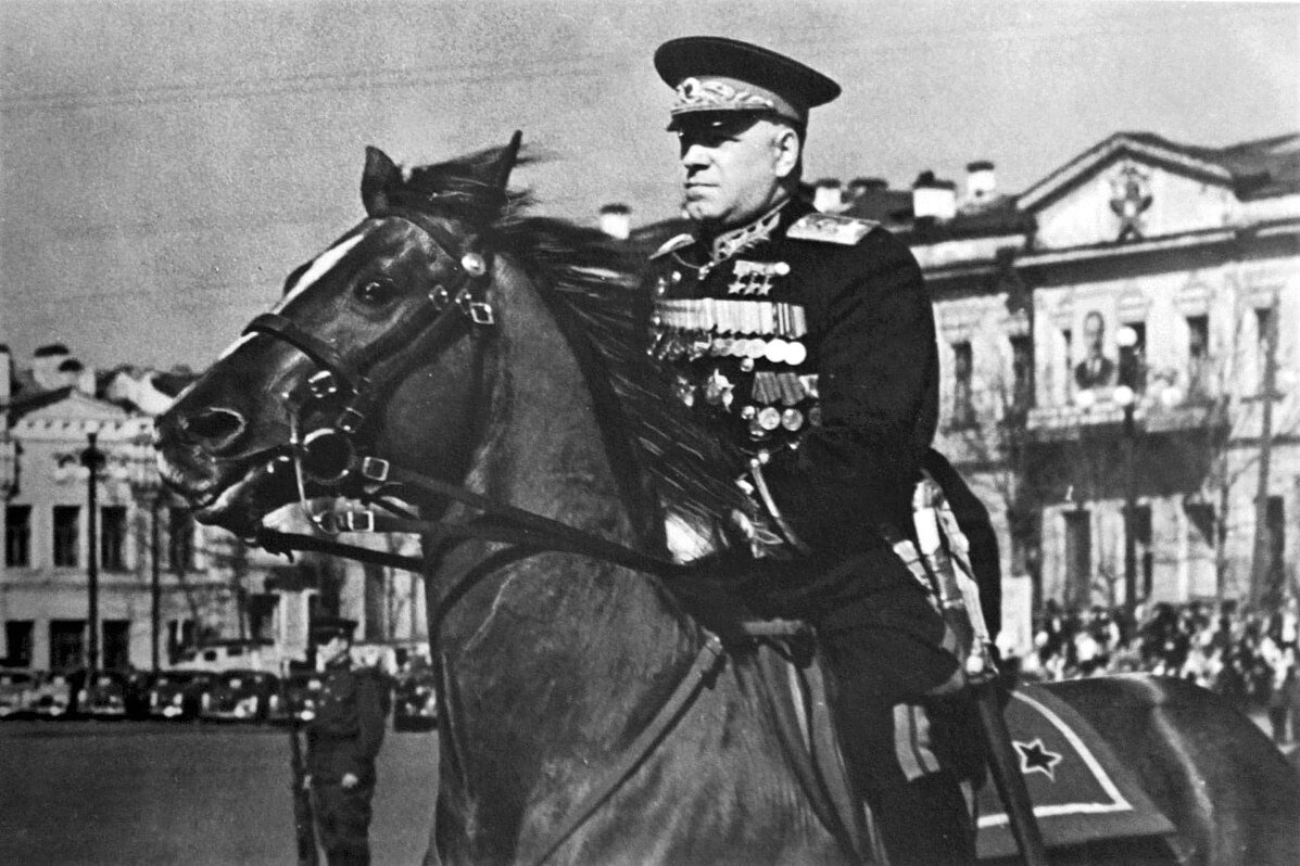 Маршал Жуков принимает парад войск Уральского военного округа на площади 1905 года в Свердловске. Фотография из открытых источников