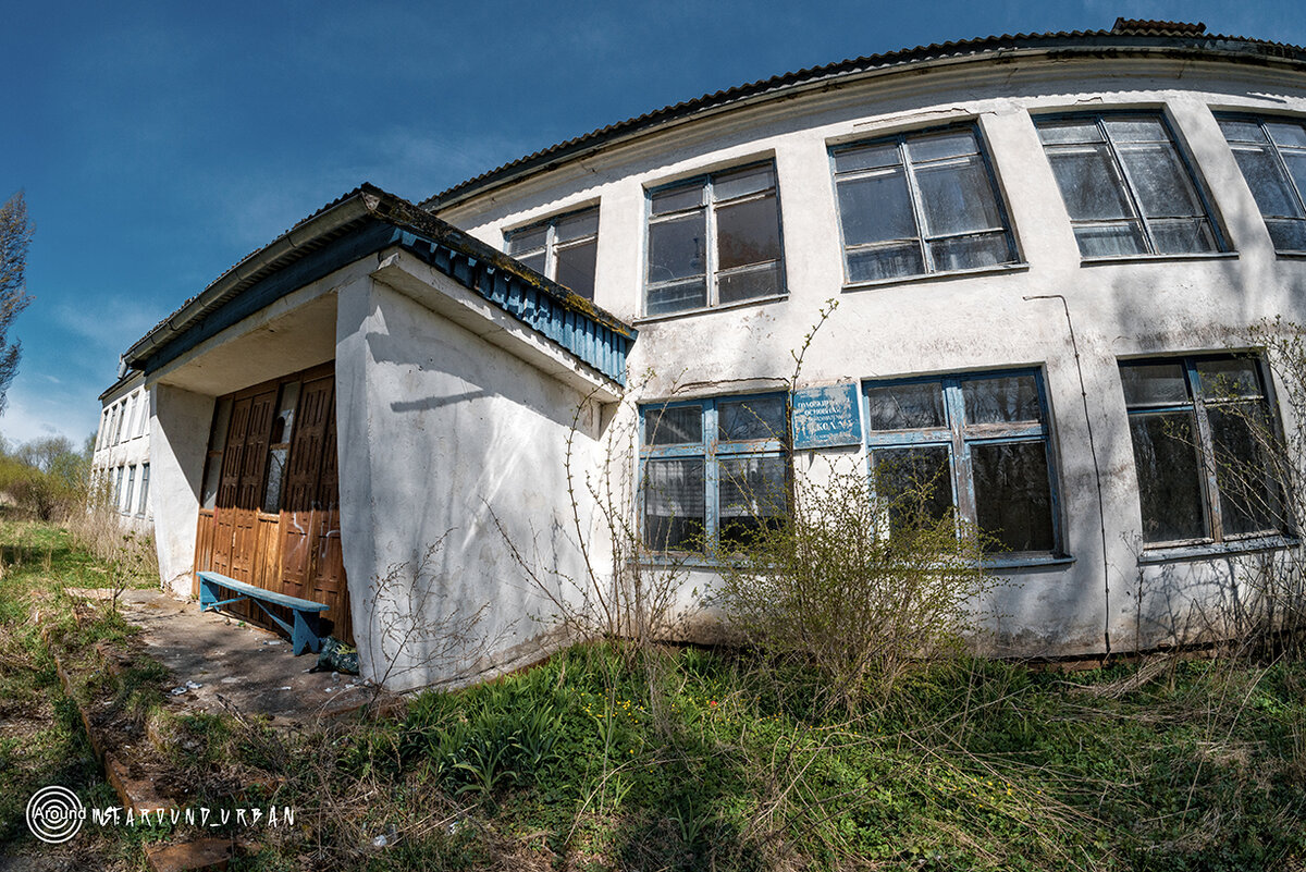 У входа местные поставили лавочку и устроили бар.О том что бутылки за собой надо убирать тут конечно же никто не слышал.