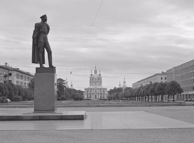 Скамейка памятник в петергофе