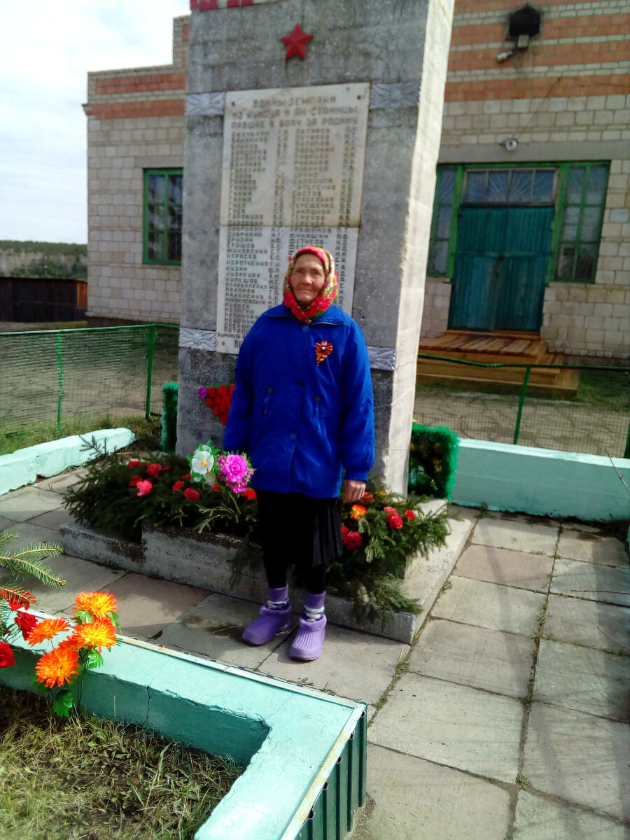 Мама у памятника