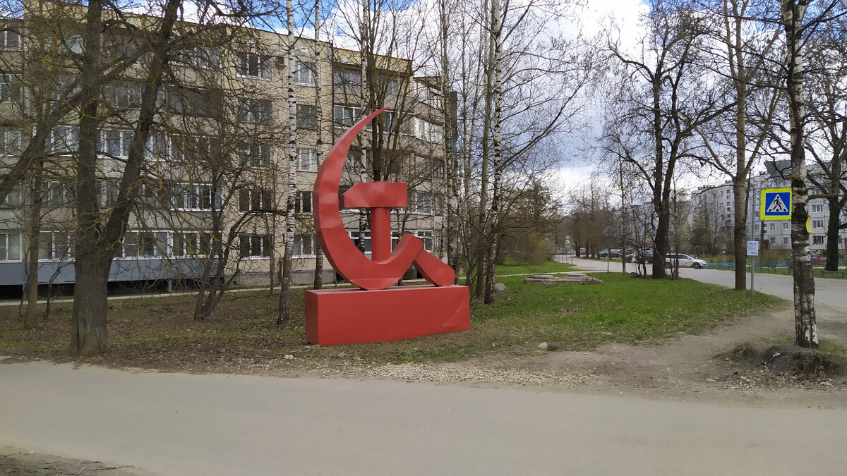 А памятник "Серп и молот" стоит просто на газоне в самом начале этой Заводской улицы. Без каких-либо табличек и опознавательных знаков ➡