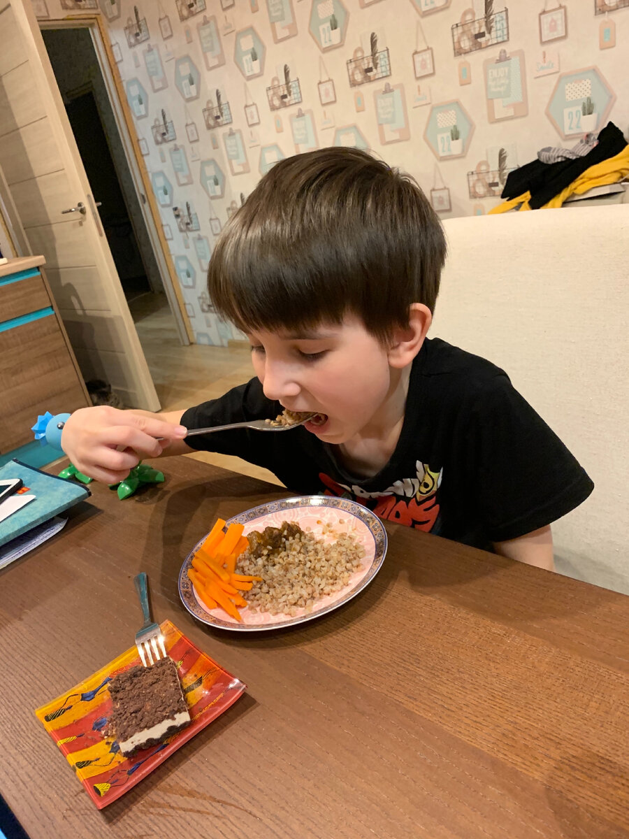 Говядину ест. А на десерт ватрушка;)