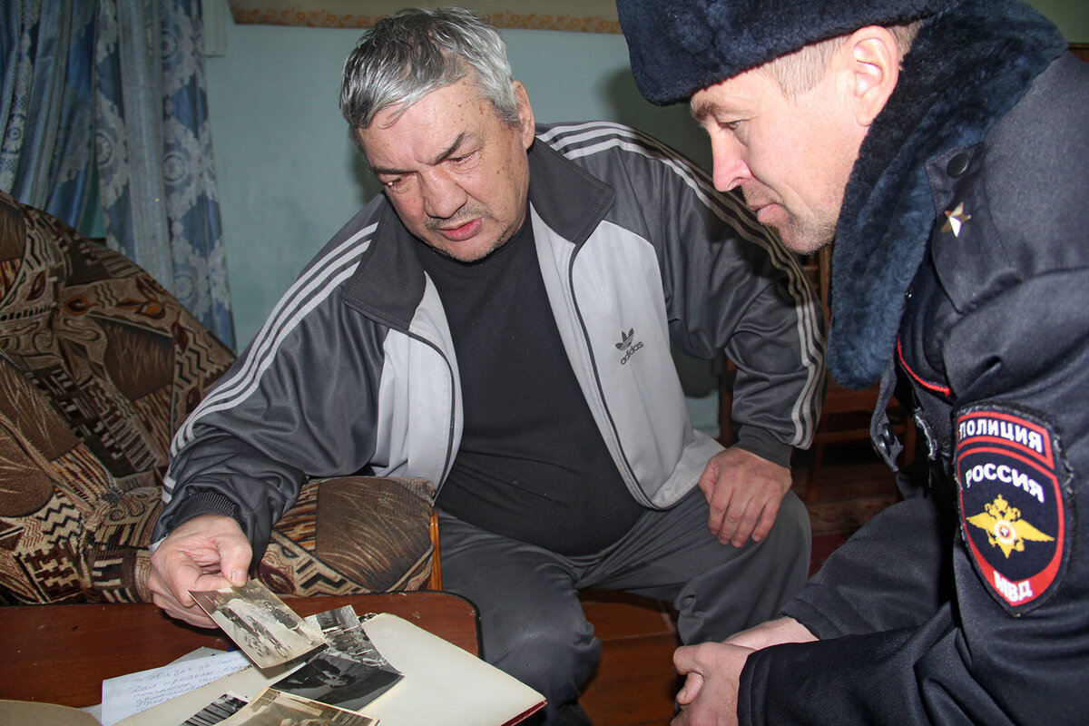 свою историю  скиталец рассказывает сотруднику полиции майору Демидову. Фото Надежды Воложаниновой