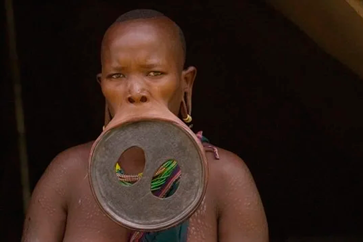 Африканцы с тарелкой в губе. Тарелка в губе племя