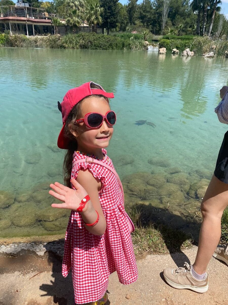 А вон она плывет, малютка