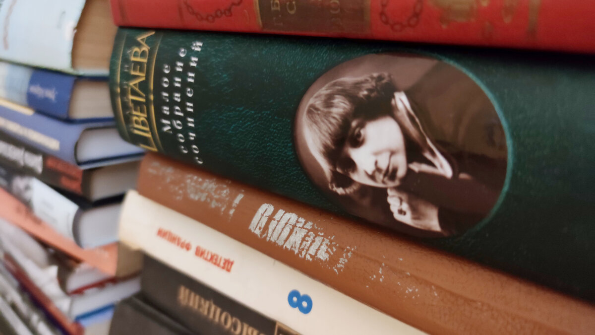 Приехала в гости к свекрови, а тут стоооолько книг! Хоть галерею делай отдельную с ними#книги #библиотека #литература #культура #книжный блог #искусство #сибирь #город 