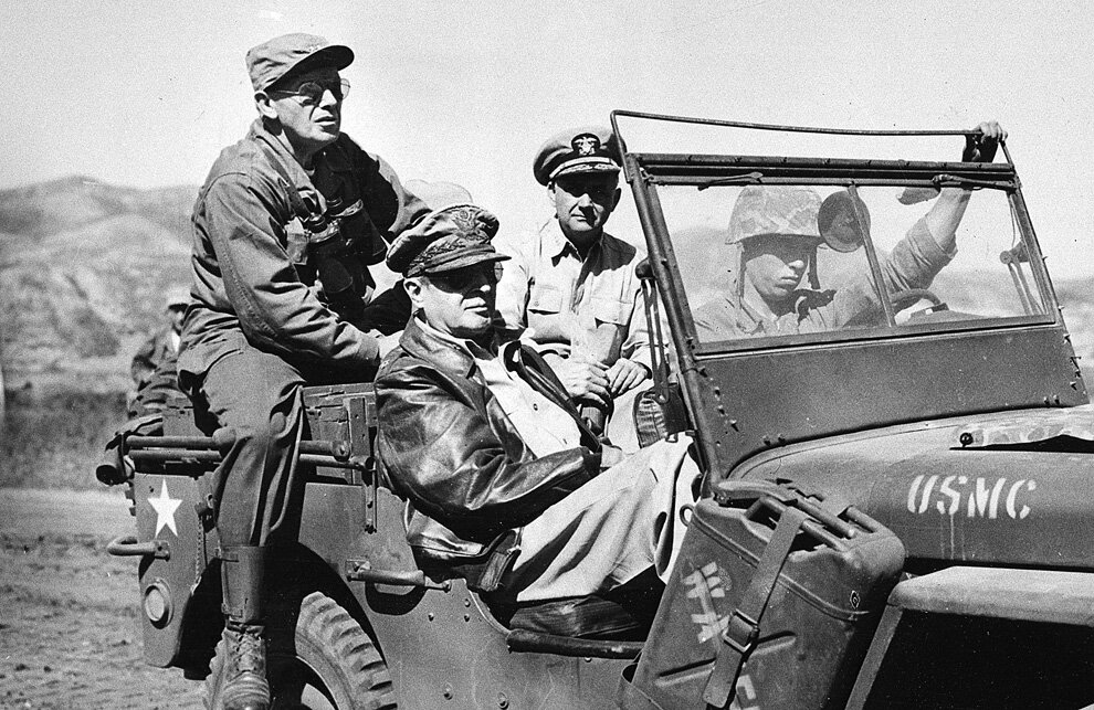 Генерал Макартур в своем Willys MB 