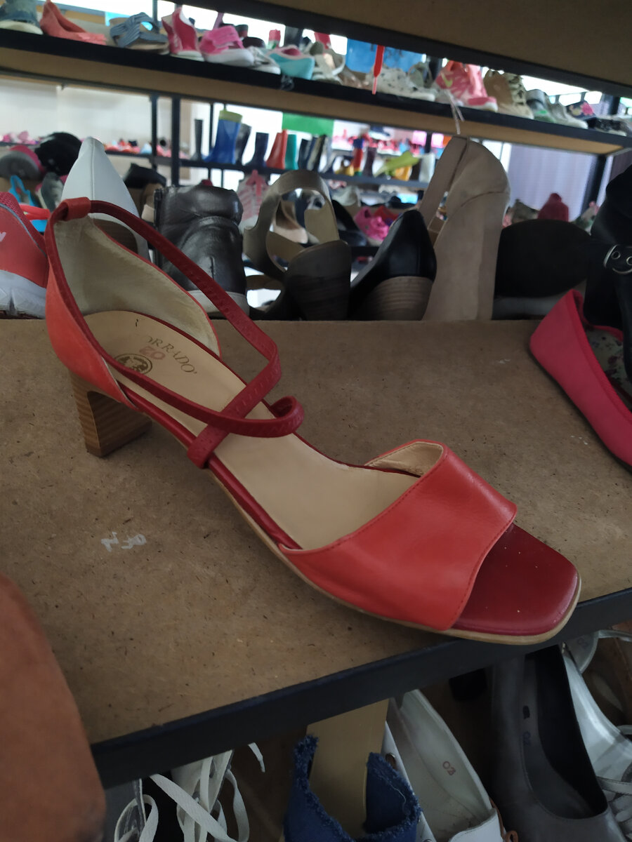 Был большой выбор кожаной обуви, среди которой много новой.