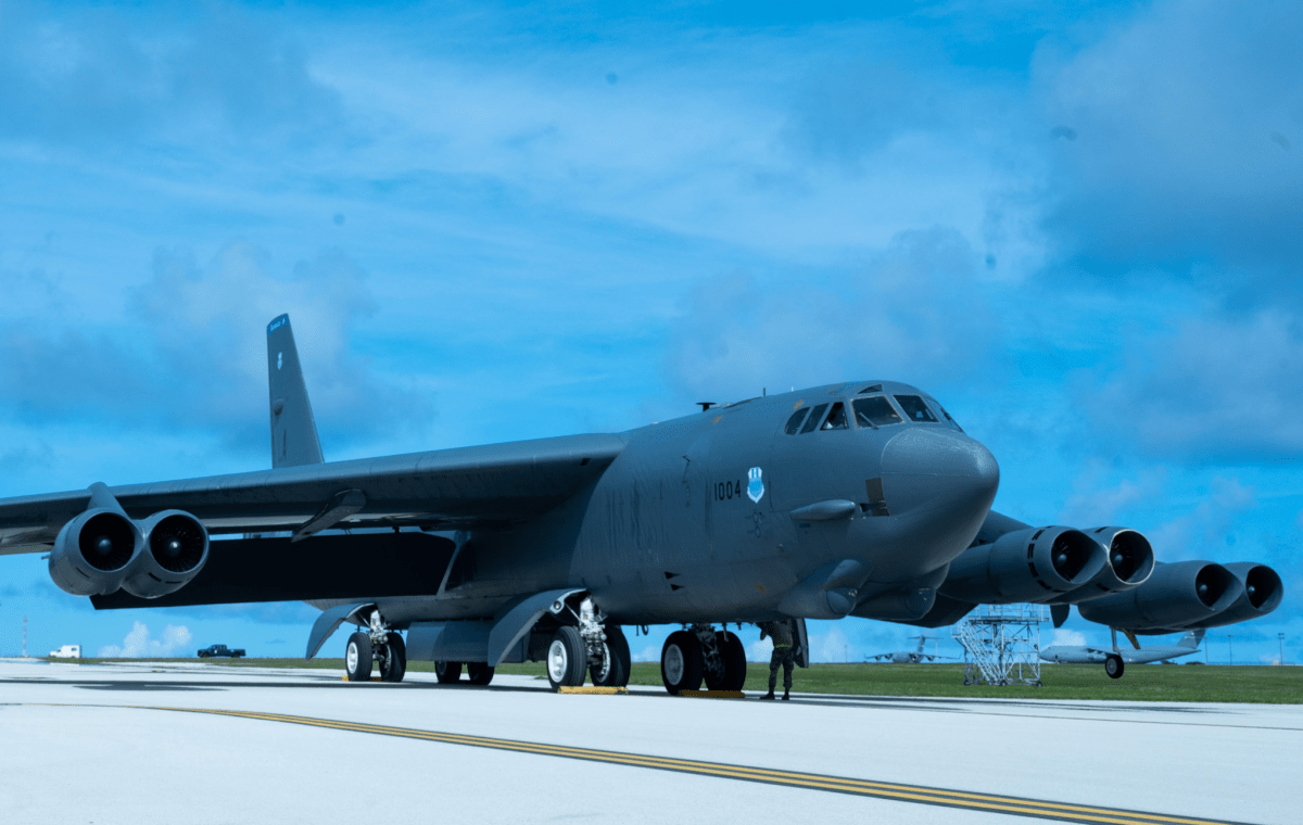 Бомбардировщик B-52H Stratofortress с базы ВВС Барксдейл, штат Луизиана, находится на взлетно-посадочной полосе базы ВВС Андерсен, Гуам, в поддержку оперативной группы бомбардировщиков Стратегического командования США. Предоставлено: Фото: старший летчик ВВС Джованте Джонсон.
