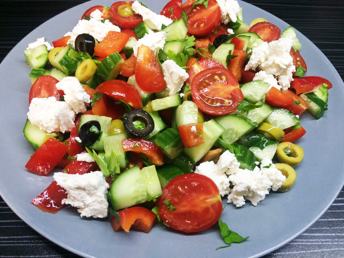 Как приготовить греческий. Греческий салат с каперсами. Greek Salad(греческий салат). Салаты без майонеза на праздничный стол. Греческий салат с творожным сыром.