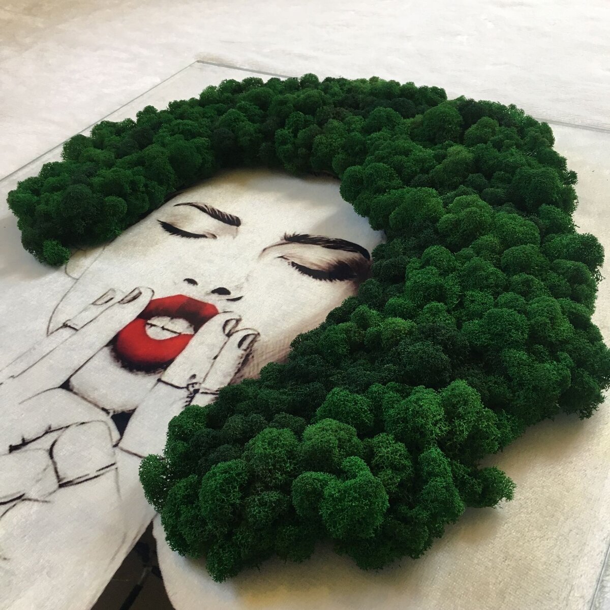 "Красотка", мох, автор: Ольга. https://www.livemaster.ru/item/36689624-kartiny-i-panno-panno-iz-mha-krasotka