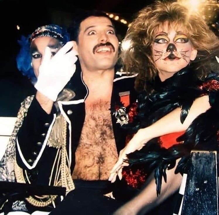 На съемках клипа "Living on My Own"