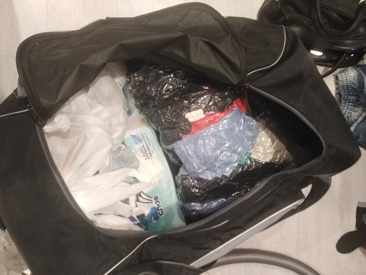 Положила туалетную бумагу на всякий случай, пар 10 носков теплых и простых. Женские штучки всякие еще по мелочи надо докупить и лекарств, сланцев 2 пары и мелочевки различной. И сумка будет битком. 