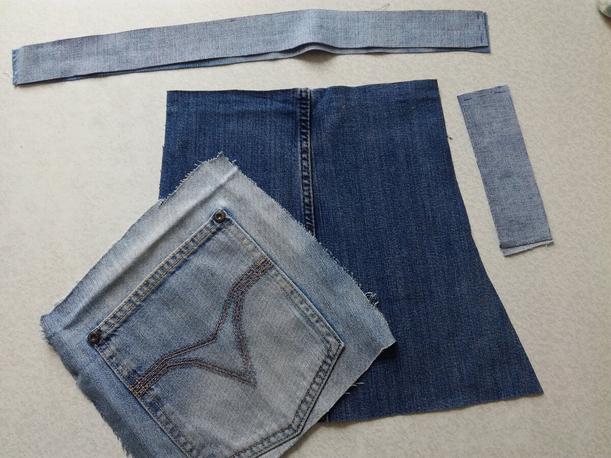 Фото MAMADIGEST.  Выкроила из разных джинсовых остатков нагрудник, бретель, верхнюю обтачку, карман