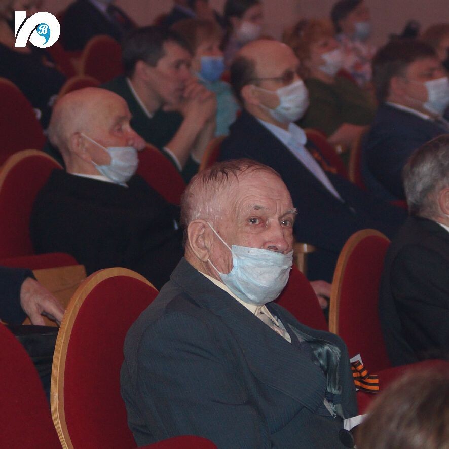 Участник войны Петр Фадеевич Суворов на праздничном концерте.