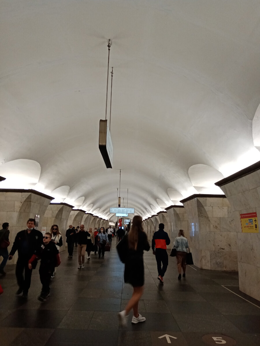Станция Московского метро «Проспект Мира», радиальная.