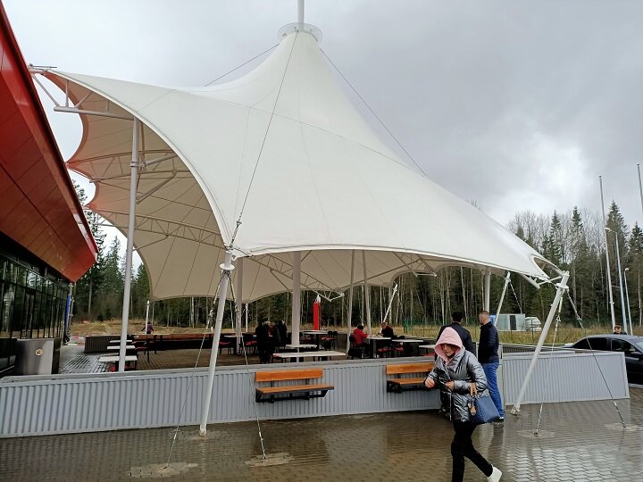 Вот такой шатер возле кафе на платной трассе на заправке Лукойл. Фото автора.
