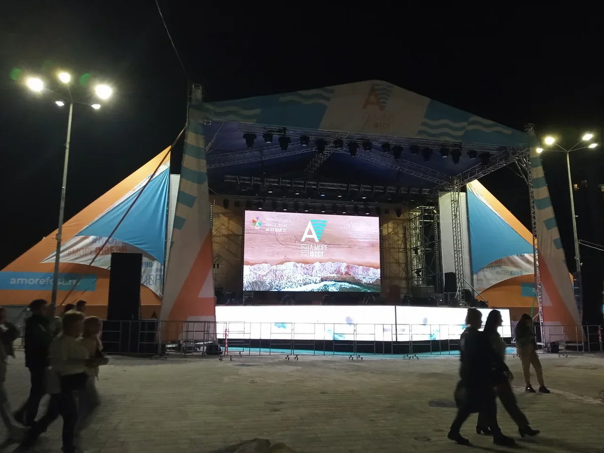 Сцена вечером перед стартом