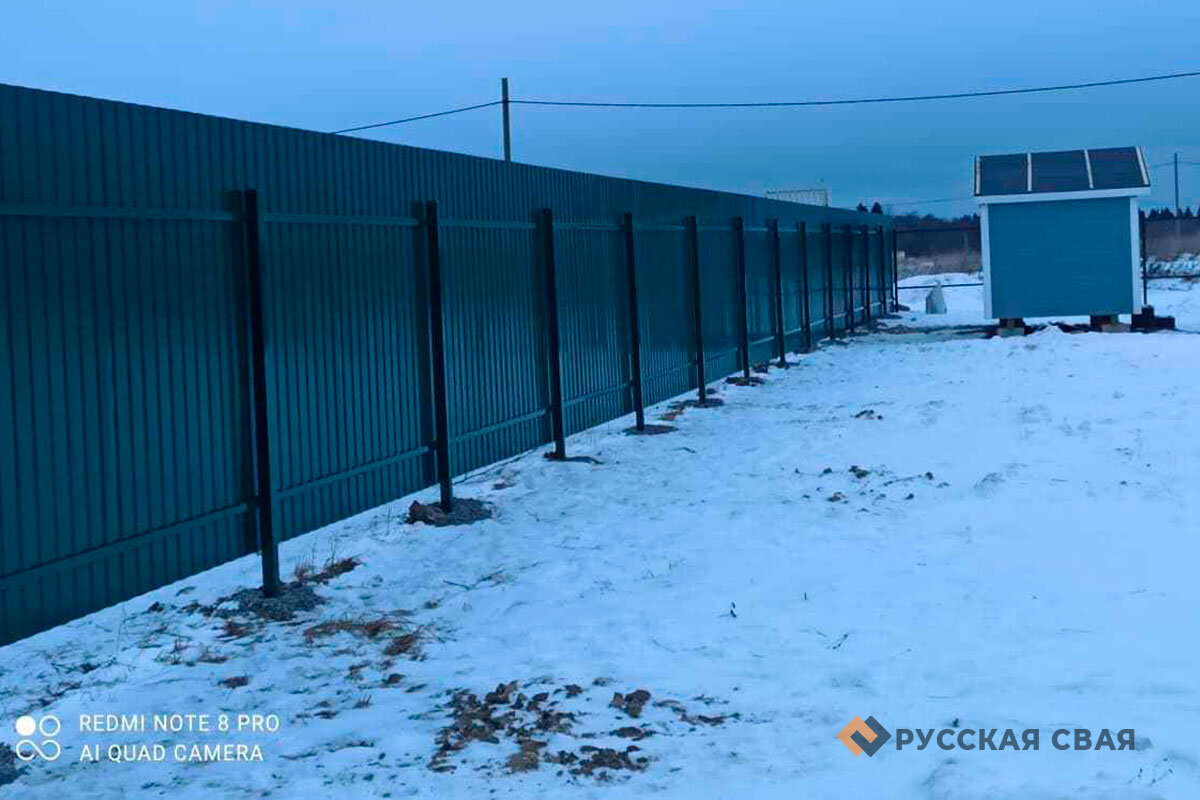 Установка забора из профнастила в КП Южный Версаль