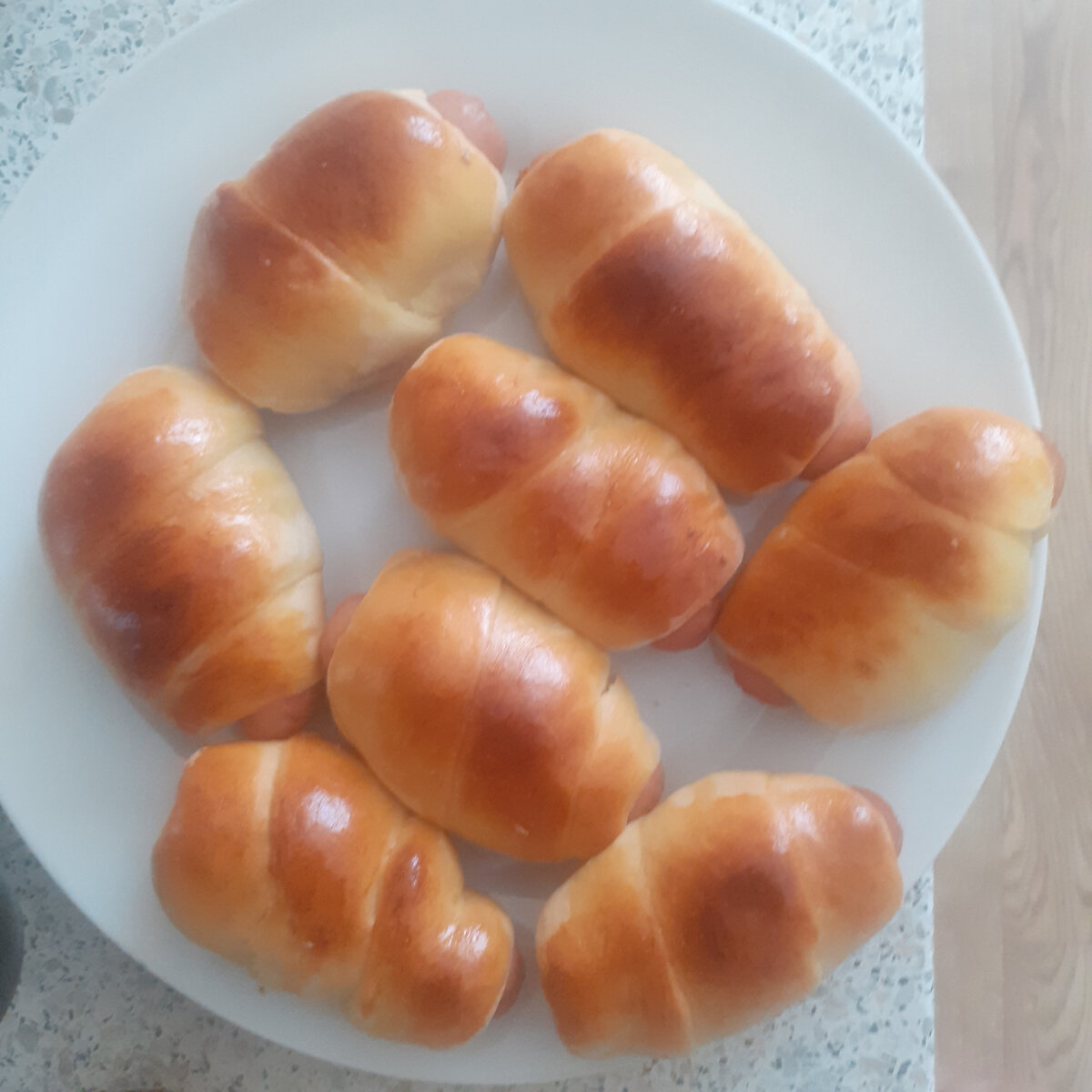 Вот такие воздушные и пышные сосиски в тесте получились у меня сегодня и очень вкусные.