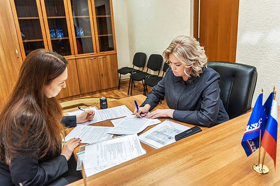 Вице-губернатор Ирина Соколова (на фото справа) подала документы на праймериз «Единой России» по выборам депутатов Тюменской областной думы. Фото: сайт партии «Единая Россия» по Ямало-Ненецкому автономному округу