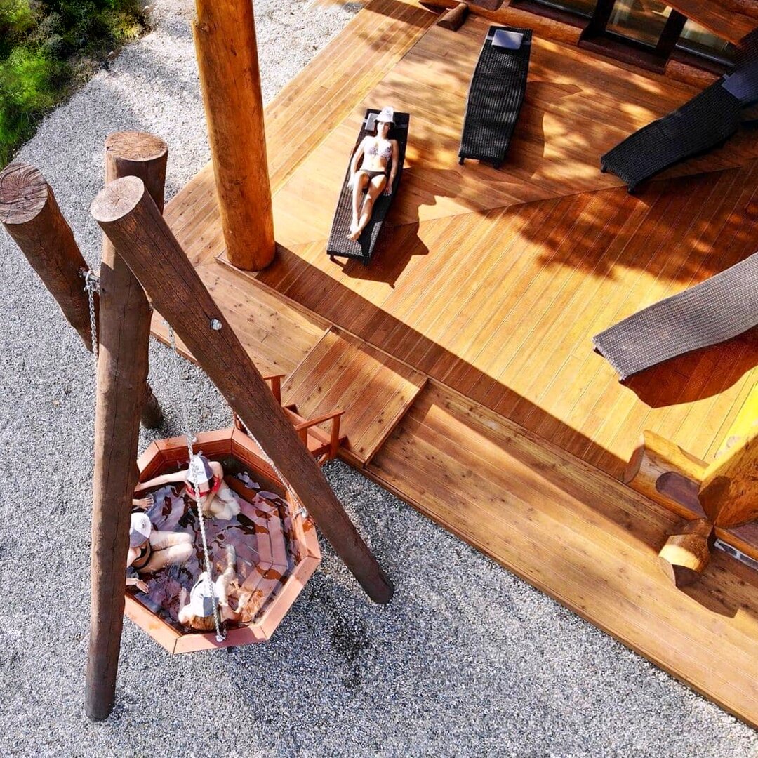 Подвесной банный чан на брёвнах. Обратите внимание, как чан вписывается в благоустройство и становится одним из главных объектов дизайна.