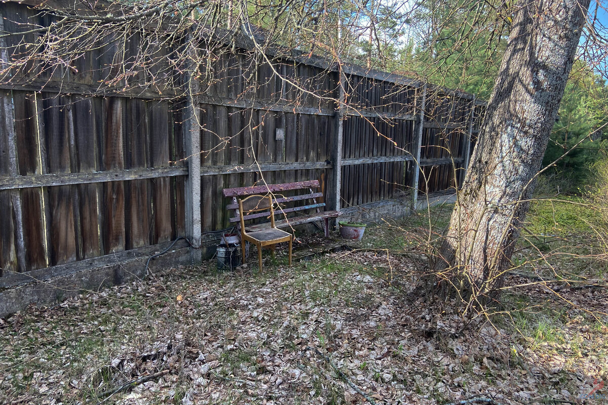 Беседка вблизи заброшенного здания.