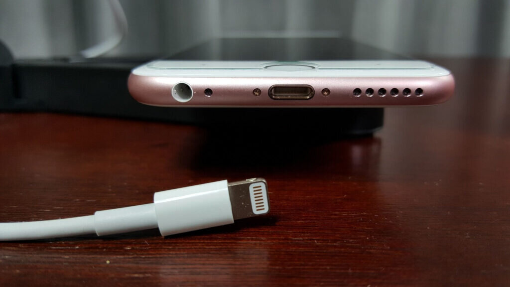 «Почему на кабеле lightning для зарядки техники Apple чернеют контакты?» — Яндекс Кью